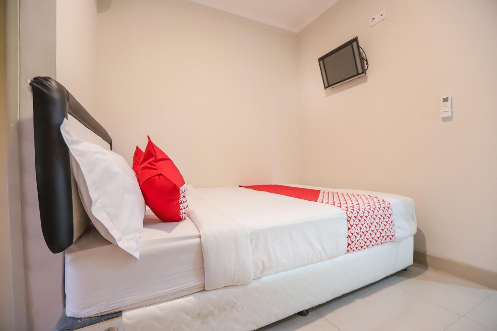 Oyo 387 Alfa Guest House Tegal  Экстерьер фото