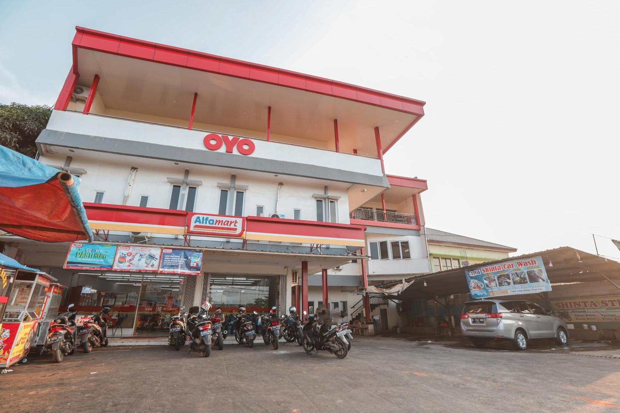 Oyo 387 Alfa Guest House Tegal  Экстерьер фото